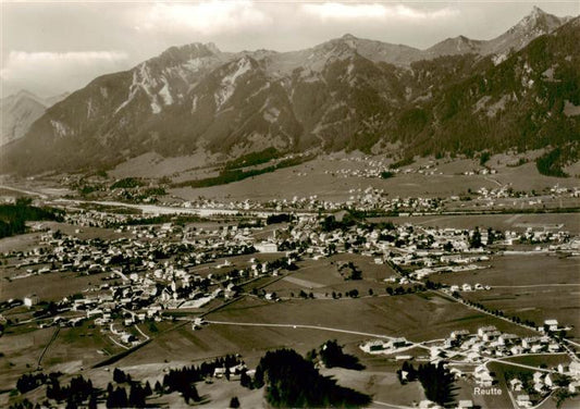 73871672 Reutte Tyrol photo aérienne avec Gaichtspitze Hahnenkamm et Schneid