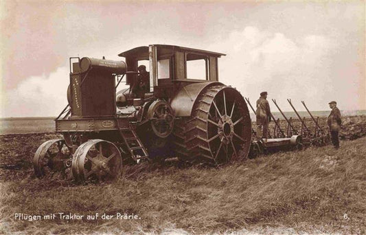 74001608 Traktor Pfluegen auf der Praerie Kanada