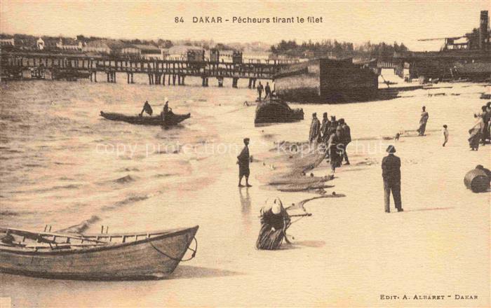 74019646 DAKAR Senegal Pecheurs tirant le filet