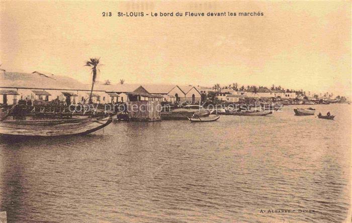 74019668 St Louis  Senegal Le bord du Fleuve devant les marches