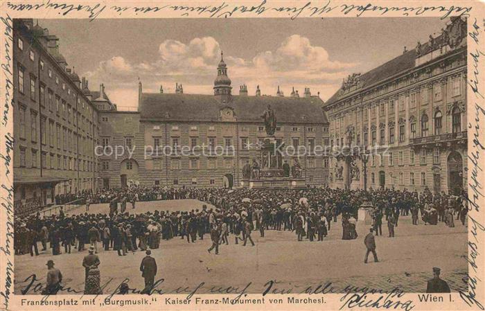 74029770 WIEN AT Franzensplatz mit Burgmusik Kaiser Franz Monument von Marchesi