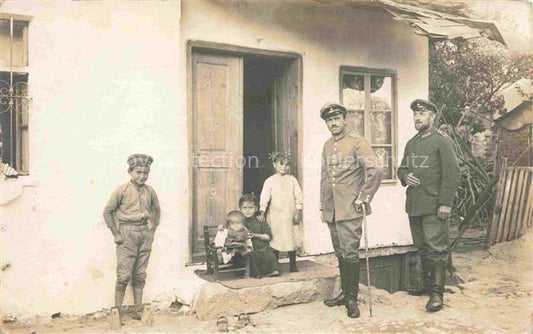 74029810 Mazedonien Nordmazedonien Macedonia Soldaten auf Heimaturlaub mit Famil