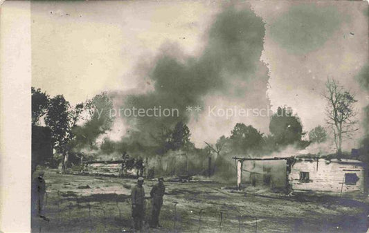 74024406 Pokrovsk Donezk Ukraina Dorf in Brand geschossen