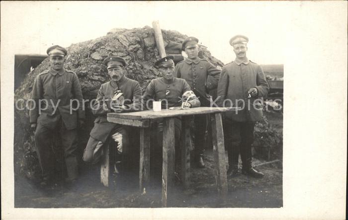 12300855 Militaria WK1 offiziere im Feld Unterstand