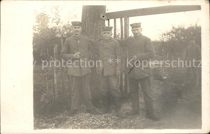 12385642 Militaria WK1 Gruppenfoto  3 kleine Loecher