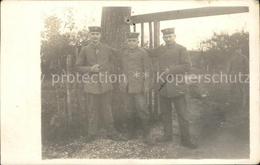 12385642 Militaria WK1 Gruppenfoto  3 kleine Loecher