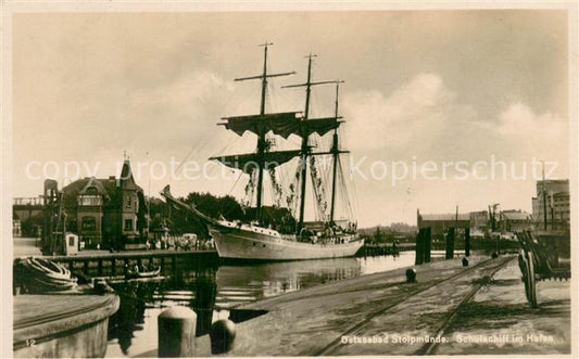 13699931 Stolpmuende Ustka Ostseebad Pommern Schulschiff im Hafen