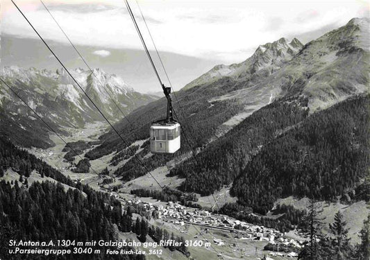 73996554 St Anton Arlberg Tirol AT mit Galzigbahn Riffler und Parseiergruppe