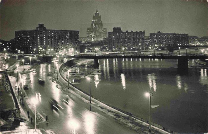 74000128 MOSCOW  Moskau Moscou RU Evening on an embankment