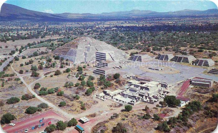 74001805 Teotihuacan Mexico Vista Aerea de la Plaza y Piramide de la Luna