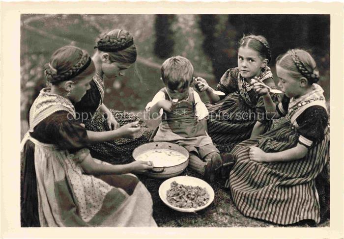 74005041 Sarntal Valle di Sarentino Suedtirol IT Group of children eating Kindert