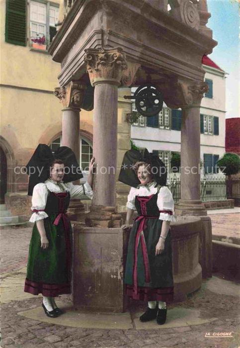 74012311 Trachten Alsace Frauen am Brunnen