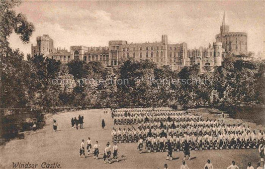 74012567 Windsor  Castle London UK Parade vorm Schloss Frith's Series