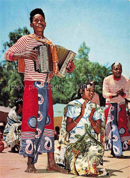 74013188 Madagascar Madagaskar Un groupe de Danseurs Bara