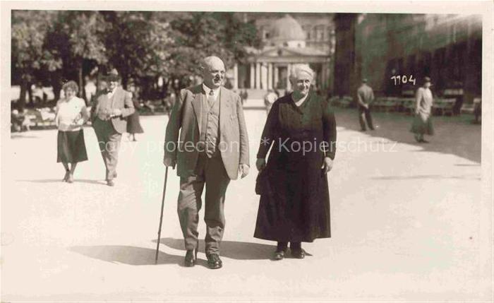 74014988 Marienbad MARIANSKE LAZNE CZ Familienfoto aelteres Paar auf der Promena