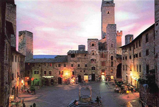 74015070 San Gimignano Toscana IT Piazza della Cisterne notturna