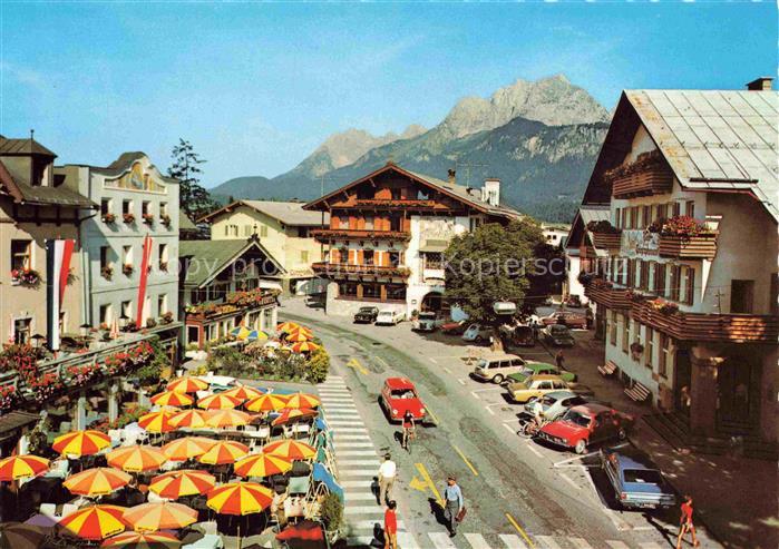 74016028 St Johann Tirol AT Hauptplatz Blick gegen Wilden Kaiser Kaisergebirge