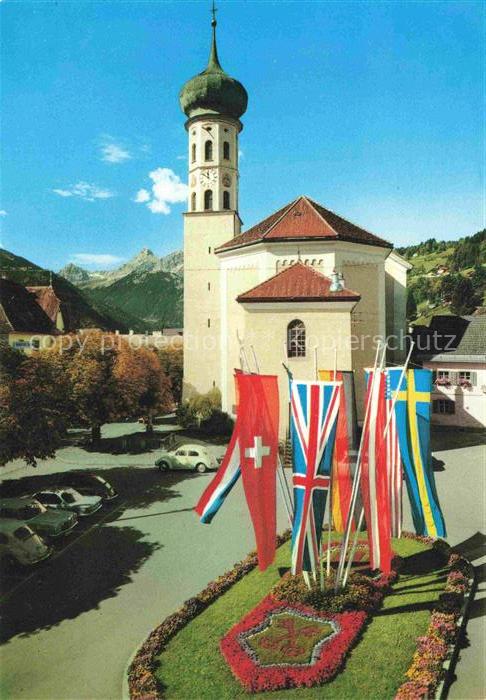 74018250 Schruns Tschagguns Vorarlberg AT Marktplatz Kirche Nationalfahnen Blick