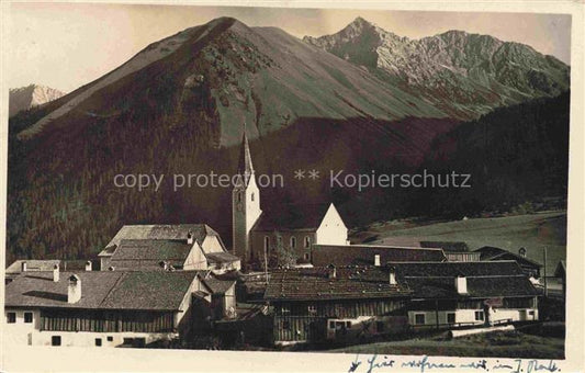 74033300 Berwang Tirol AT Ortsansicht mit Kirche Blick gegen Roterstein