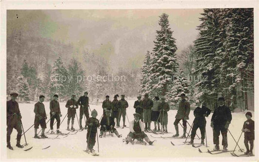 74027767 Ski-Abfahrt Skiing-- Gruppe Maenner Frauen Kinder Schliten