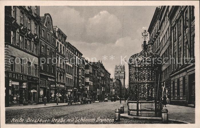 11739449 Neisse Oberschlesien Breslauer Strasse mit Schoenem Brunnen