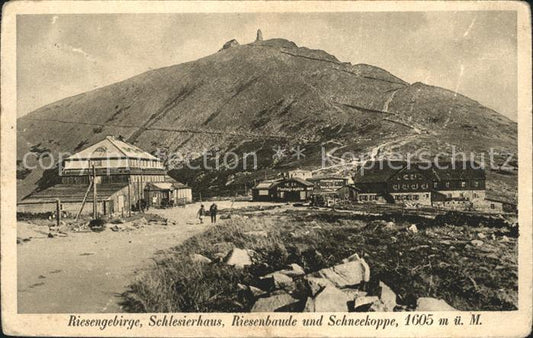 12187477 Riesengebirge Krkonose Karkonosze Schneekoppe mit Riesenbaude