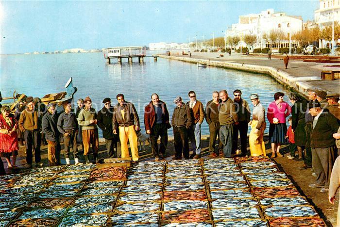 73662360 Rosas Costa Brava Cataluna preparando la subasta de pescado En preparan