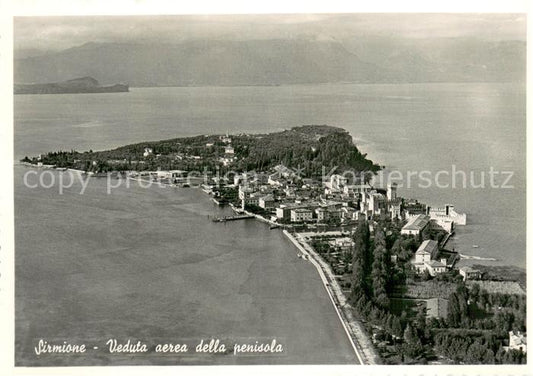 73739696 Sirmione Lago di Garda Veduta aerea della penisola