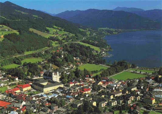 73981539 Mondsee Salzkammergut AT Fliegeraufnahme mit Pfarrkirche und Schloss