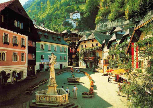 73981545 Hallstatt Oberoesterreich AT Marktplatz mit Brunnen