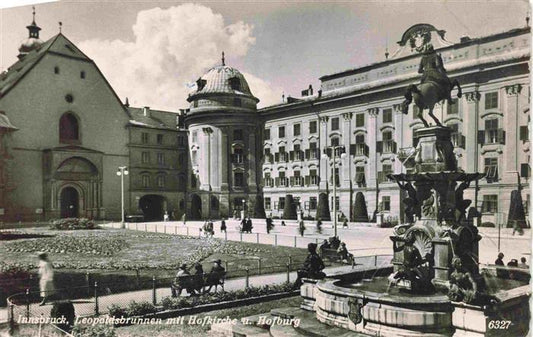 73982275 INNSBRUCK Tirol AT Leopoldobrunnen mit Hofkirche und Hofburg