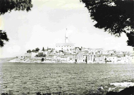 73982985 Rovinj Rovigno Istrien Croatia Uferpartie am Wasser Blick zur Altstadt