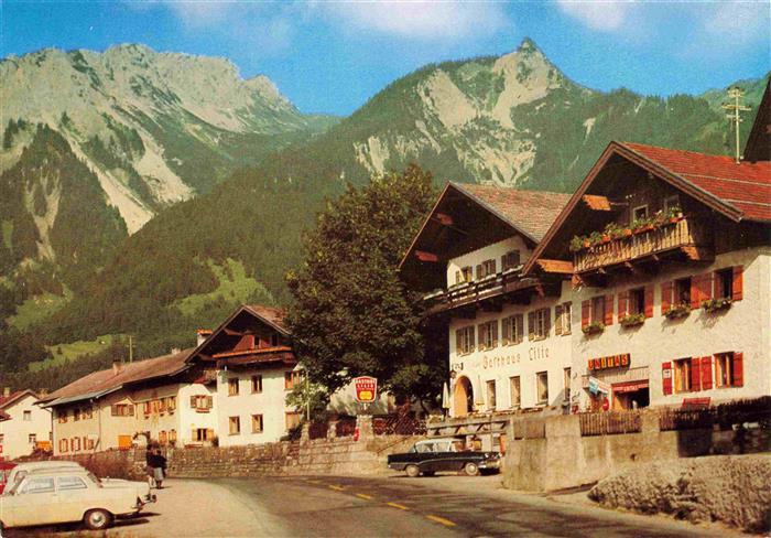 73969467 Hoefen Tirol AT Dorfpartie Gasthaus Blick gegen Gaichtspitze und Hoefne