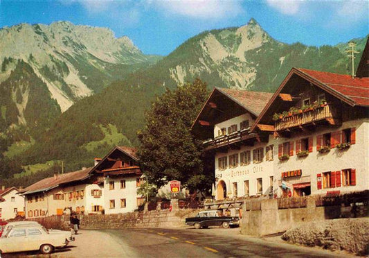 73969467 Hoefen Tirol AT Dorfpartie Gasthaus Blick gegen Gaichtspitze und Hoefne