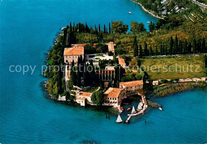 73751851 Lago di Garda Veduta aerea della Punta San Vigilio e la Baia delle Sire