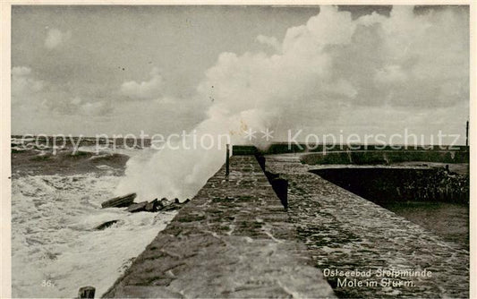 73809235 Stolpmuende Ustka Ostseebad Pommern Mole im Sturm