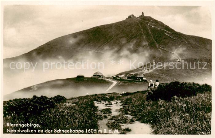 73810421 Riesengebirge Krkonose Karkonosze Nebelwolken an der Schneekoppe mit Sc