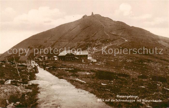 73816884 Riesengebirge Krkonose Karkonosze Blick auf Schneekoppe mit Riesenbaude