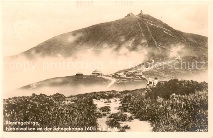 73817525 Riesengebirge Krkonose Karkonosze Nebelwolken an der Schneekoppe mit Sc