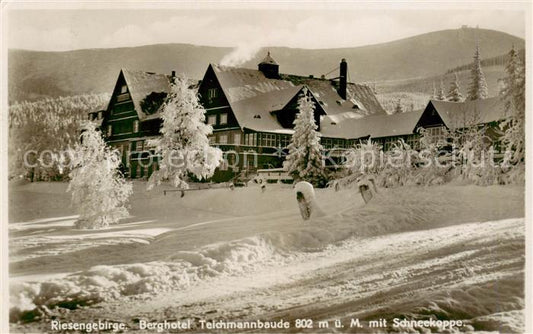 73818436 Riesengebirge Krkonose Karkonosze Berghotel Teichmannbaude mit Schneeko