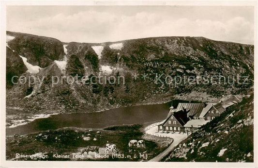 73820175 Riesengebirge Krkonose Karkonosze Kleiner Teich mit Teichbaude