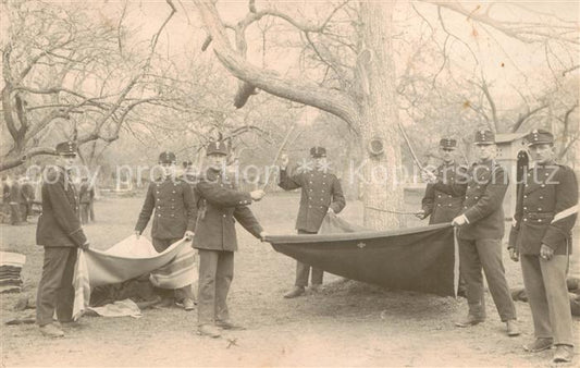 73897945 Militaria Schweiz Soldaten Decken ausklopfen