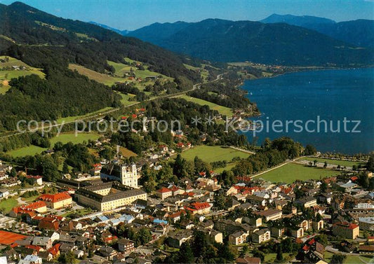 73861892 Mondsee Salzkammergut AT Fliegeraufnahme mit Pfarrkirche und Schloss