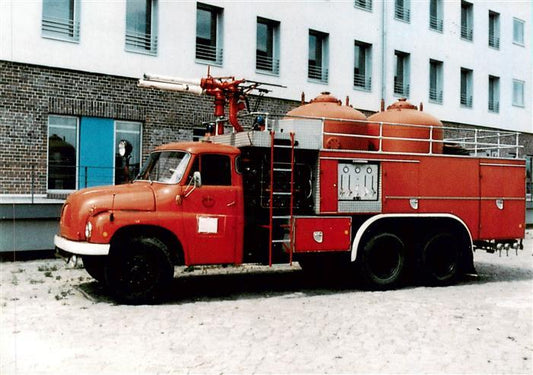 73912332 Feuerwehr Fire-Brigade Pompiers Bomberos Pulverloeschfahrzeug Tatra 138