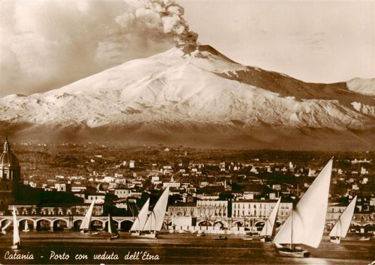 73931853 Catania Sicilia IT Porto con veduta dell'Etna Panorama Vulkan aetna