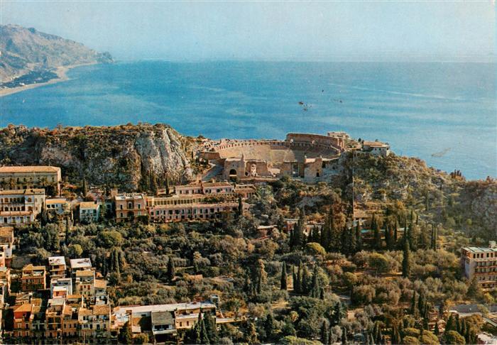 73946723 Taormina Sicilia IT Panorama e Teatro Greco veduta aerea