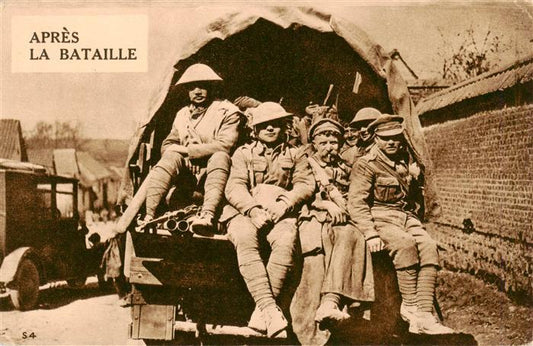 73950864 Militaria France sonstiges Apres La Bataille Soldaten Auto