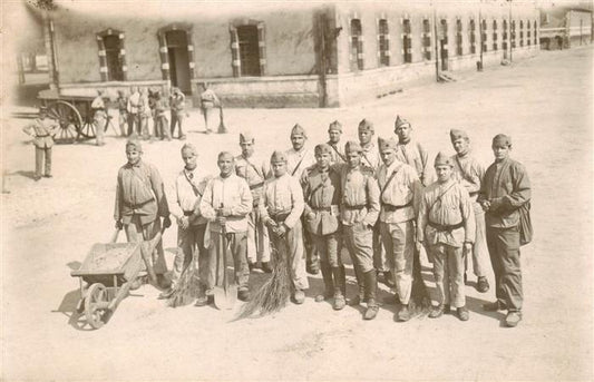 73951537 Militaria France sonstiges Soldaten Gruppenfoto Besen Schubkahre