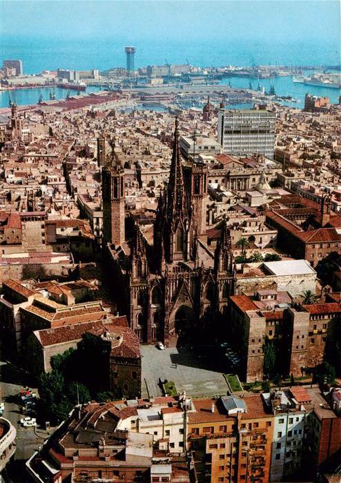 73952903 Barcelona Cataluna ES Catedral vista aerea parcial del barrio gotico y